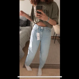 Slouchy mom jeans storlek 34 - Ett par helt nya slouchy mom jeans har inte använt dom prislappen är e fortfarande kvar, storlek 34  , säljer dom pga de är inte riktigt min stil. Köpt för 549kr ifrån Gina säljer dom för 300kr. Köparen står för frakt!🙌🤍
