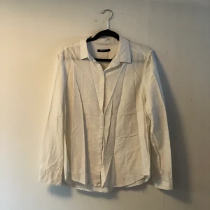 Vit skjorta  - Vit skjorta, använd 1 gång. Skickar gärna men köparen betalar frakten 