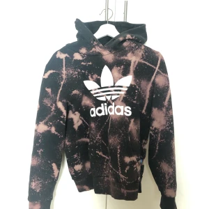 Asfet blekt adidashoodie - Säljer denna pärla i st S, en extremt ball adidashoodie som fått några stänk klorin. Dock aldrig använd pga för liten, då jag numera bär M i de flesta. Blekningen håller i tvätt utan problem, då jag gjort samma med andra plagg. Budgivning!!!!!! nypris 699kr så inga oseriösa priser.