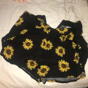 Solrosshorts strl xs/s - Säljer dessa solrosshorts, svarta med fina solrosor. Tunna och luftiga. Frakt tillkommer!