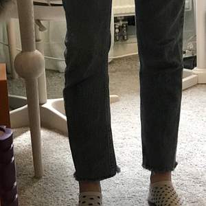 Ett par jeans från zara i storlek 34, ljusblåa och slitna nertill samt en slitning bak på fickan 