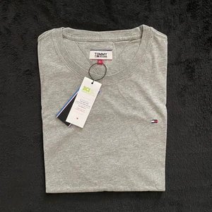 Ny T-shirt  - T-shirts 130:-/ st   Frakt:  1 vara 49:-  2 varor 55:- 3 eller fler 69:-