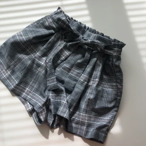 kostymshorts  - säljer dessa kostymshorts från hm för 100kr styck eller 150kr för båda 💕 (frakt tillkommer) de gråa är i stl 40 och de svarta i 38 men jag skulle säga att båda är små i storleken och passar stl 36-38, man kan justera dom i midjan så de passar vem som helst typ🥰