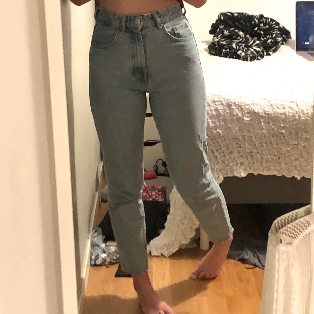 SÄNKT PRIS!! Säljer mina jättefina ljusblå mom jeans från zara pga att dom inte kommer till användning! Storlek 34, passar mig som oftast har 36 men blir då lite tajtare, en 32/34 skulle dom sitta jättefint men bli lite större! 359kr nypris, jag säljer dom för 70kr + 66kr frakt = 136kr. Jeans & Byxor.