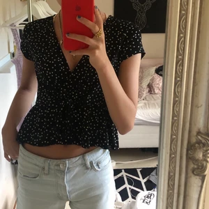 Söt topp - Säljer den här söta toppen från bershka!💜 köpt för 200kr och använd ca 3 gng