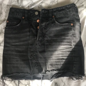 Svart jeans kjol - En svart jeans kjol från &Denim. Frakt ingår inte i priset:)