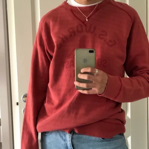 Röd G-star tröja - Jättesnygg och sååå mysig oversize röd G-star Raw tröja! Superbra skick och perfekt nu när det börjar bli kallare. Köpare står för frakt 😇💘.