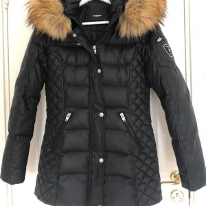 Rock and blue jacka strl 36 - Säljer min fina rock&blue jacka för att den inte kommer till användning längre. Det är storlek 36/S och den är normal i storleken. Nypris 2799kr. Använd 1 vinter men fortfarande i jättefint skick. Det är silverdetaljer och fuskpäls. Skriv privat för fler bilder eller mer information. Pris kan diskuteras.