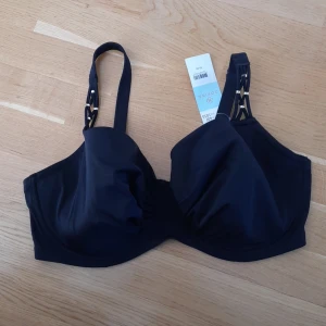 Bikiniöverdel strl 90G - Bikiniöverdel köpt på Gekås. Den är oanvänd med lapp kvar! Fina detaljer på axelbanden!