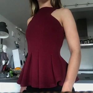 Topp - Stilig rödvin blus. Säljs pga används inte.