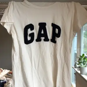 Vit GAP t-shirt i storlek xs, men skulle säga att den absolut funkar som S också:))