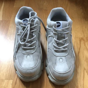 Buffalo  - Säljer mina super fina buffalo på grund av att de inte kommer till användning!!! Jättebra skick!! Fin grå färg