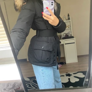 Parajumper vinterjacka (äkta) - Säljer min parajumper jacka pga för lite användning. Köpte denna jacka för ca 8000kr och har använt den 4 ggr, vill därför sälja denna för ett betydligt lägre pris. Den är i nytt skick. Möts upp i Stockholm. Jag är 167cm så jackan blir längre på någon som är kortare!