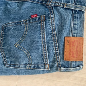 Levis 501 hög midja - Nyskick. Använd bara en gång.