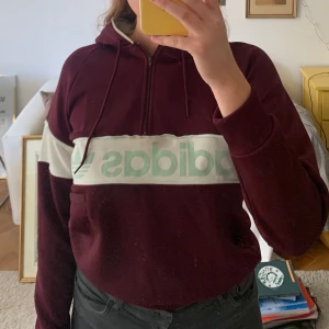 Hoodie- Adidas - Annorlunda, cool hoodie från Adidas. Knappt använd. Väldigt gott skick!!