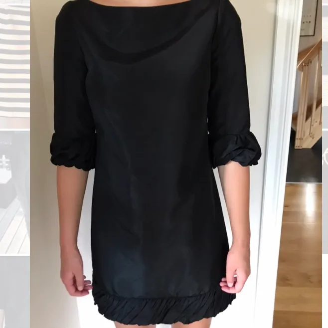 Säljer denna svarta festklänningen från Zara i blankt tyg, kostar 70kr plus 44kr frakt. . Klänningar.