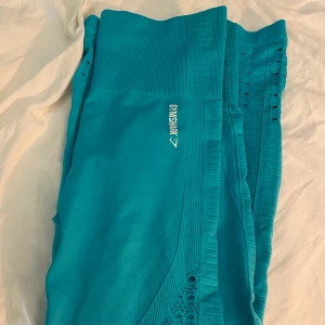 Gymshark - Helt oanvända tights från gymshark o modelln energy seamless. Sitter sjukt fint på och formar kroppen perfekt.