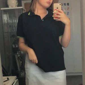 svart polotröja  - en superfin polotröja från erla of sweden:) är från herrsidan i storlek M, passar som L för mig! gulliga gröna detaljer på kragen och armarna🌿 och har också en liten ficka vid bröstet<3