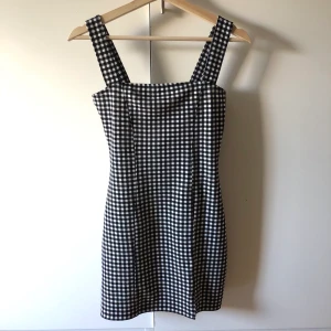 Rutig klänning  - En rutig klänning från HM. Har använt den kanske 2 gånger så den är i väldigt bra skick! Storlek S 💓💓 