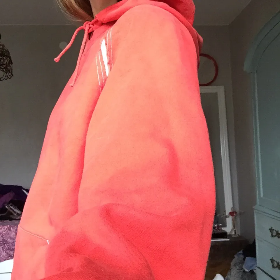 stor mysig hoodie i fin rödorange färg. köpt på humana. . Hoodies.