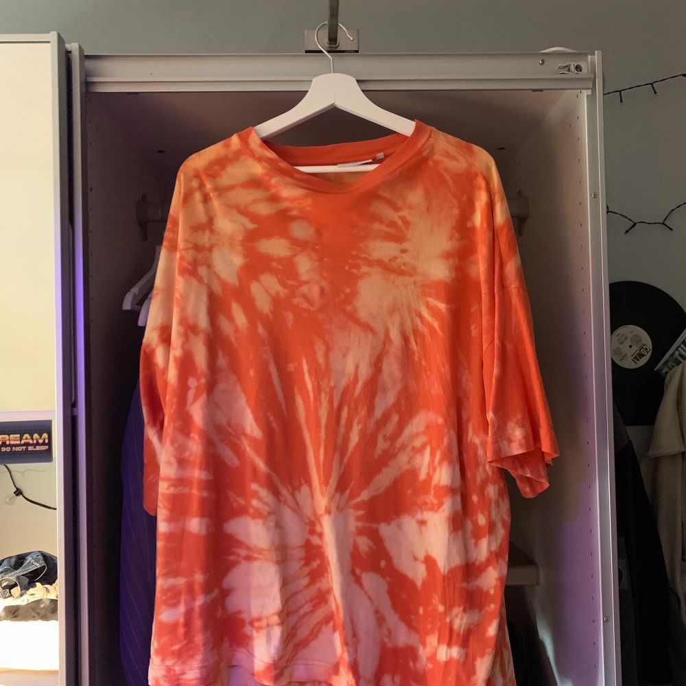En väldigt oversized tshirt från weekday som jag hat tie dyeat själv! Väldigt fin men det kommer aldrig riktigt till användning då jag tycker färgen skär sig lite till mitt orangea hår😖😂💜 Frakt ingår inte men skriv till mig om du vill diskutera priset!📦🥰. T-shirts.