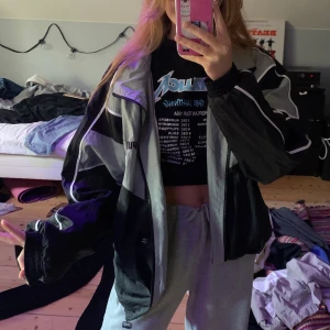 Puma jacka - En grå, svart och vit secondhandköpt jacka från puma!😍 Frakt ingår inte och skriv till mig för annat prisförslag👍🏼