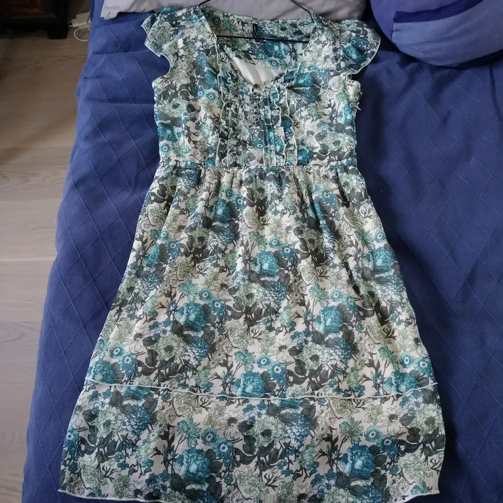 Size: M   -height 170/96A   -brand : soyaconcept   -clean and in good condition   - vintage floral pattern with button   -suitable for formal or informal occasions.   pick up or by post.   Buyer will pay the cost of post.  Pick up is free .   pick up place (Stockholm ) : universitad station / techniska hogskolan station / Danderyd Sjukhus station / Vaxholm centrum / any stop of bus 670  please feel free to message me for details  Cecilia  . Klänningar.