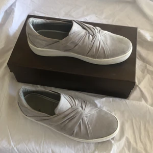 Gråa sneakers - Skitsnygga sneakers i mocka material. Säljer eftersom de är för små för mig. I storlek 37. Köpte för kanske 2 år sedan för cirka 500kr. Använda runt 10 gånger, syns därav att de är använda men tycker att de är för fina för att slänga. Säljer för 150kr exklusive frakt.