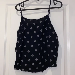 Linne, storlek 42 - Ett croppat linne från HM. Storlek: 42. Knappt använd. Frakt tillkommer.