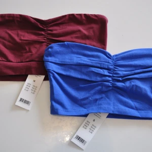 Helt ny två topp vinröd, blå Gina tricot - Helt nya topp från Gina Tricot, vinröd i storlek M blå i storlek S  båda för 100kr  (frakt 44kr)