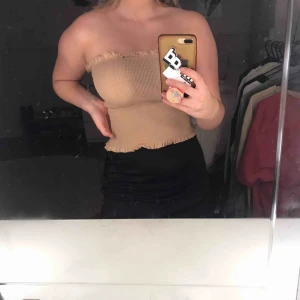  - Beige ribbad bandeau topp från H&M. Använd 2 gånger, kommer ej till användning... köparen står för frakt (swish)