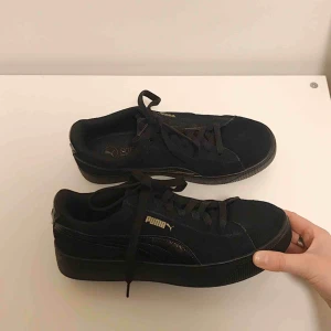  - Säljer ett par otroligt snygga skor ifrån puma✨ säljer pågrund av att de tyvärr är för stora för mig:(, nyskick! Frakt tillkommer👼🏼