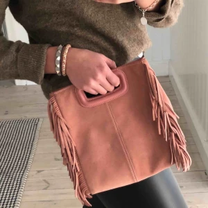  - Säljer min superfina Maje väska i mocka 💋💋 Stora modellen! Väskband medföljer Väskan köptes förra månaden för 2500 kr, men kommer tyvärr inte till användning.