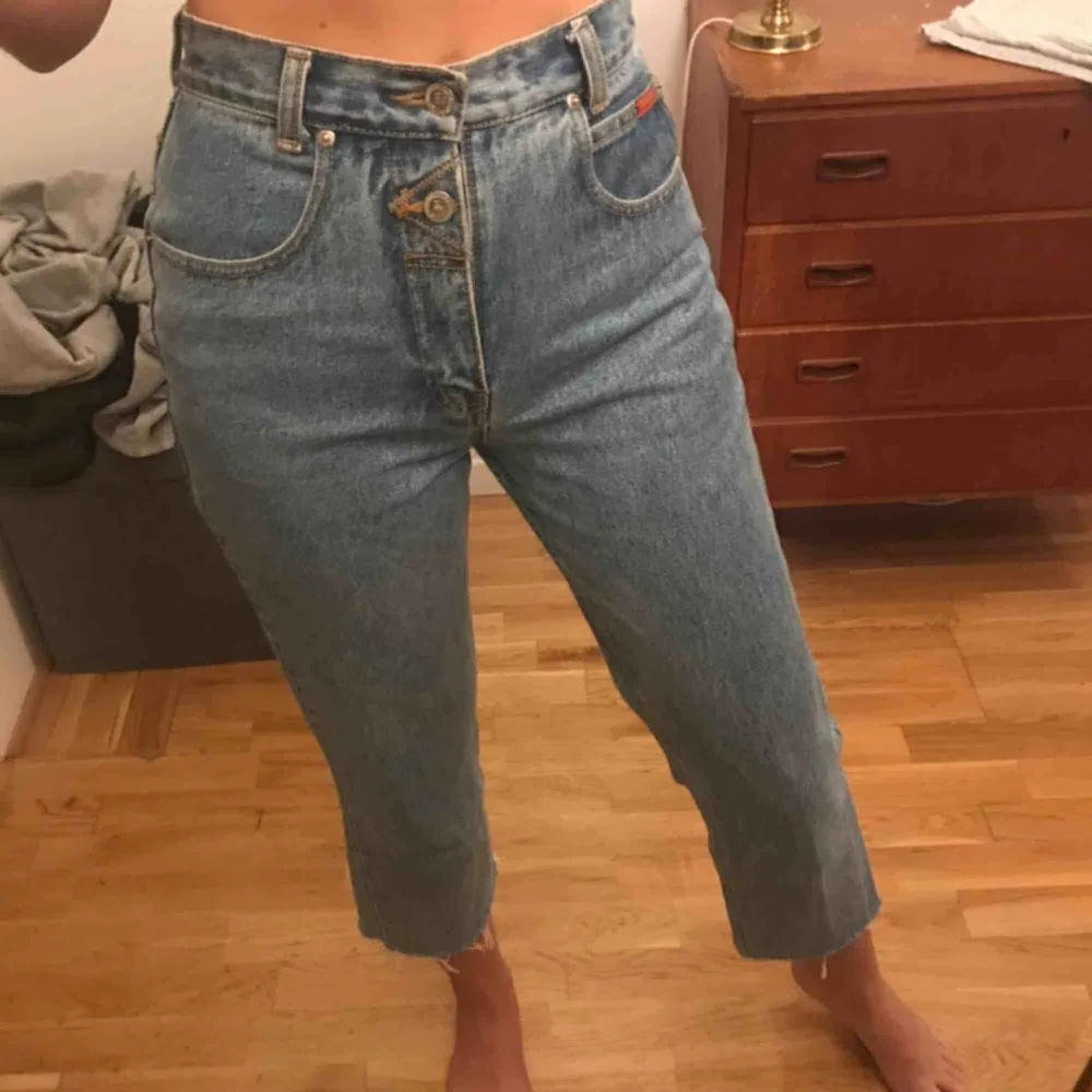 Säljer dessa jeans! De är i fint skick och har snygga detaljer som gör dem unika :) Fraktas mot kostnad, annars kan de hämtar i Göteborg!   Storlekar:  Midja: 33cm  Höft/rumpa: 44cm  Ben: 93cm   . Jeans & Byxor.