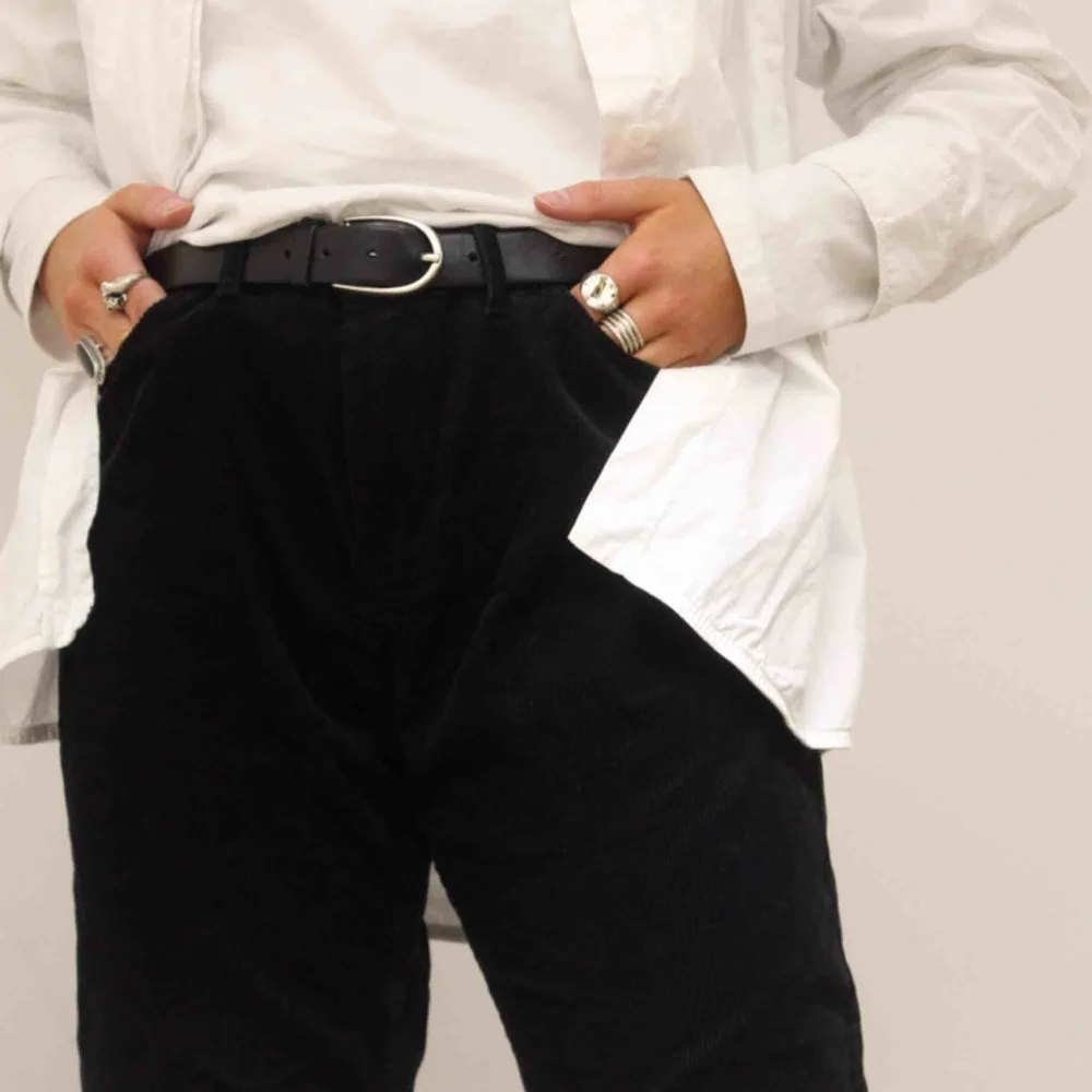 Snygga manchesterbyxor i ett helsvart material, byxorna har en rak modell något utsvängda vid benen. Lite större i midjan men funkar perfekt att använda med skärp.  Modellen på bilden är 1.73 cm🥰🥰. Jeans & Byxor.