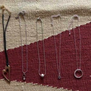  - 5st halsband, inte äkta silver. Alla för 50kr.