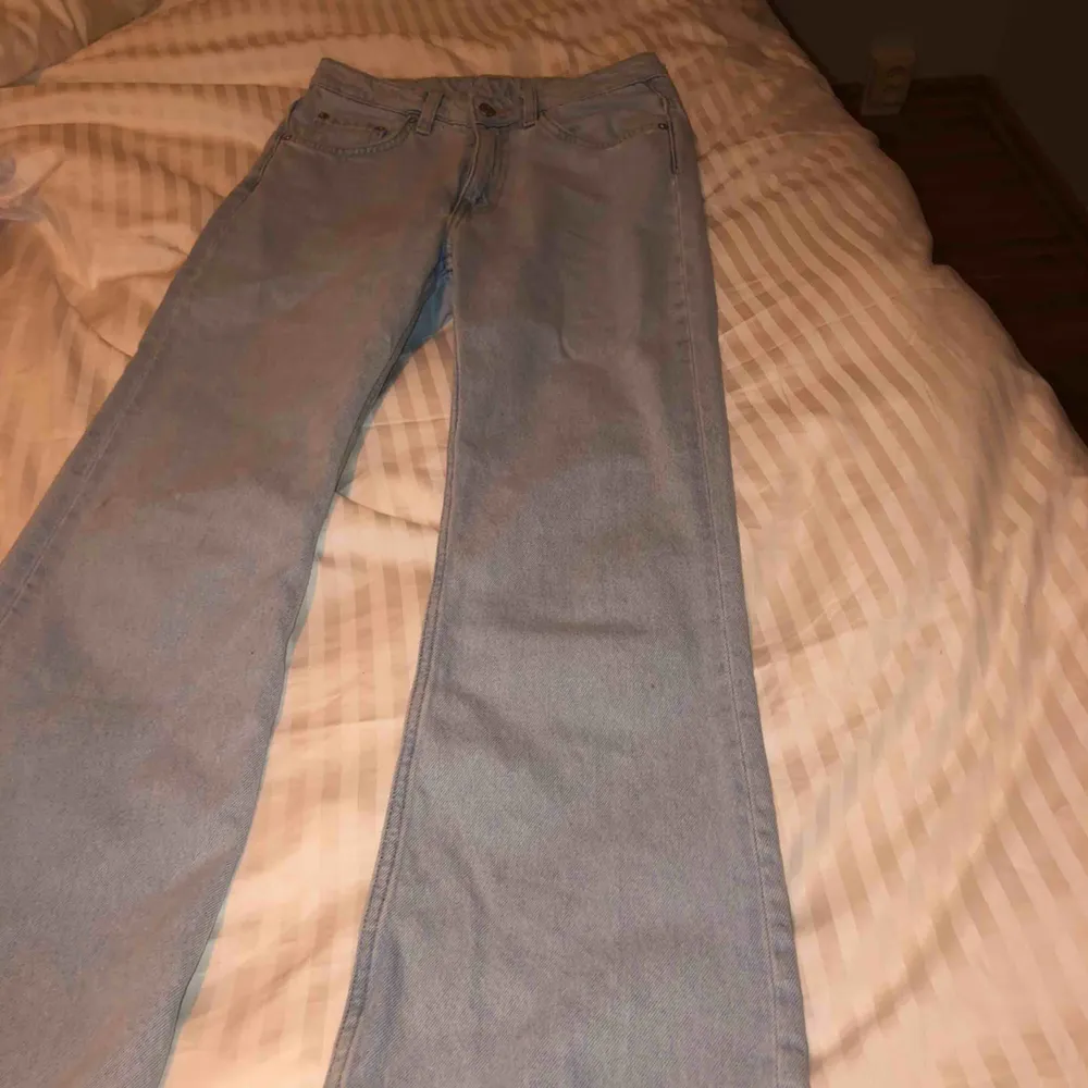 Dessa sjukt snygga jeans är helt oanvända! Köpte dessa från weekday för ungefär 3-4 månader sedan. Säljer dessa eftersom dom är i helt fel storlek! Ordinarie pris är 500 kr och jeansen mile.. Jeans & Byxor.