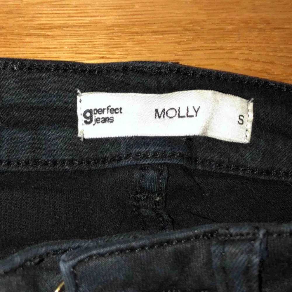 säljer nu mina fina Molly jeans från Gina i storlek s för använder de aldrig längre 🥰 jag fraktar också så ifall du vill köpa och inte bor i närheten betalar du för frakt!! <3. Jeans & Byxor.