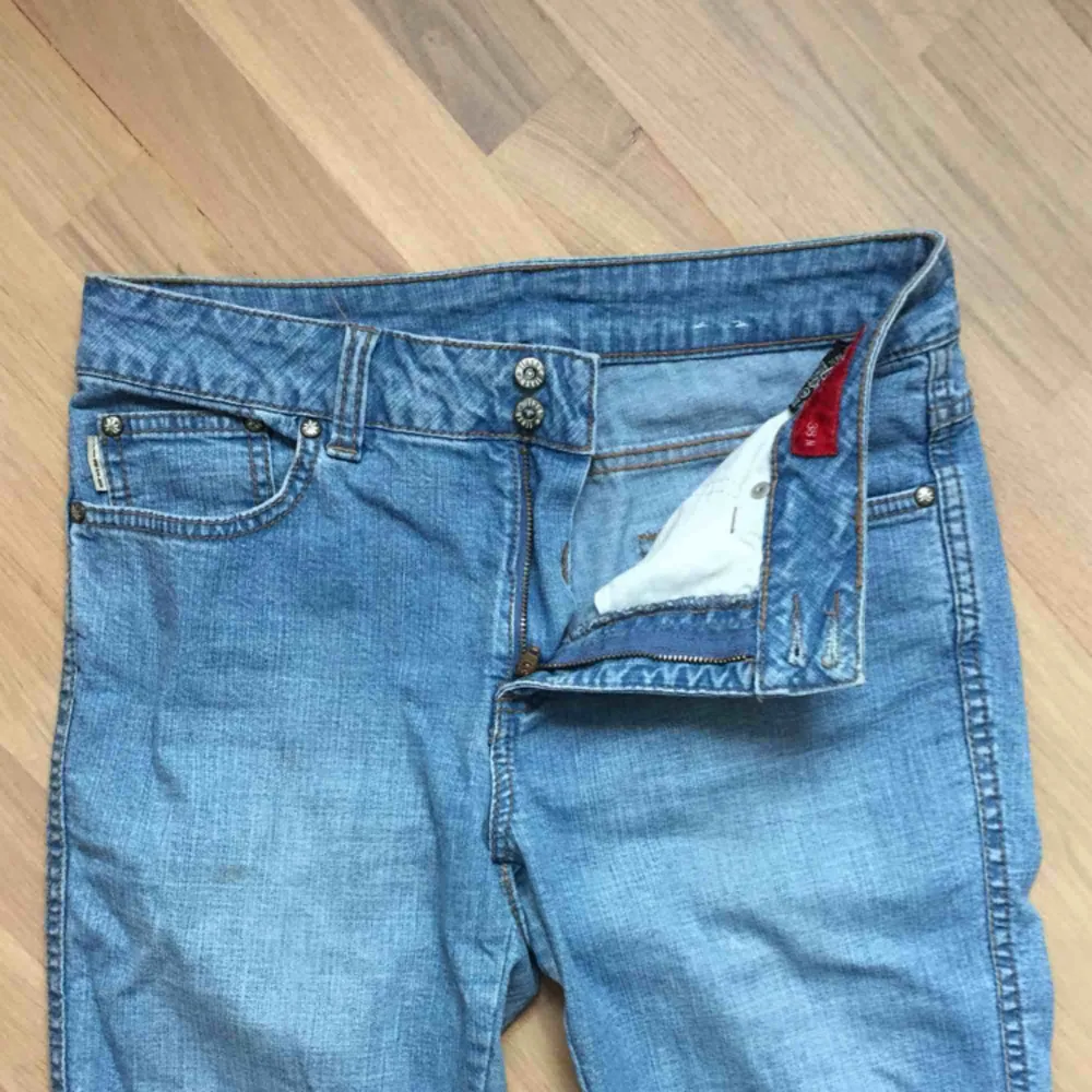 Coola jeans från flash i snygg urtvättad jeans färg. Köpare står för frakt. Annars möts vi på söder💕. Jeans & Byxor.