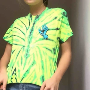  - Sååå cool t-shirt från Santa Cruz (äkta). Snygga prints och älskar färgen! köpare står för frakt. Annars möts vi upp på söder 🧁