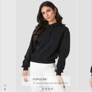  - Svart enkel hoddie från nakd. Hoddien är endast använd 1 gång så den är helt som ny💗💕köparen står för frakten