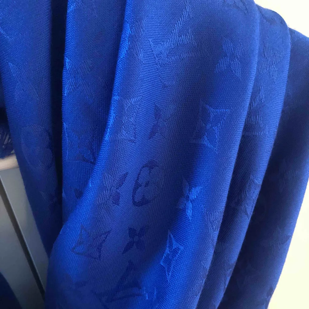 Kornblå Monogram silkes scal ifrån Louis Vuitton. Knappt använd, super fint skick. Finns med låda och kvitto! . Accessoarer.
