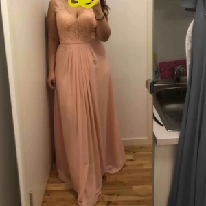  - Jag säljer denna rosa festklänning som jag endast burit en gång. Den är kemtvättad och som ny. Storleken är varierad beroende på kroppsfNypris var 1600kr och den säljs för 900kr, priset kan diskuteras. Jag möts helst upp i Göteborg. 
