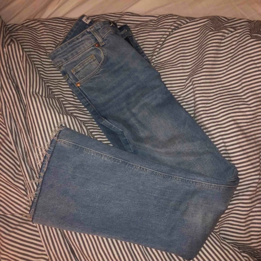 Snygga nästan helt nya jeans från Zara. Blixtlåset har gått sönder. Säljer eftersom de tyvärr blivit för små.. Jeans & Byxor.