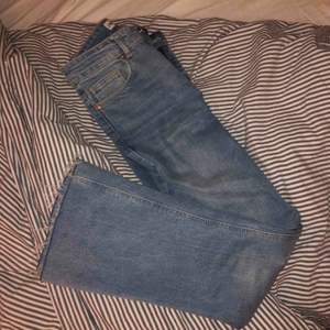 Snygga nästan helt nya jeans från Zara. Blixtlåset har gått sönder. Säljer eftersom de tyvärr blivit för små.
