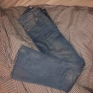  - Snygga nästan helt nya jeans från Zara. Blixtlåset har gått sönder. Säljer eftersom de tyvärr blivit för små.