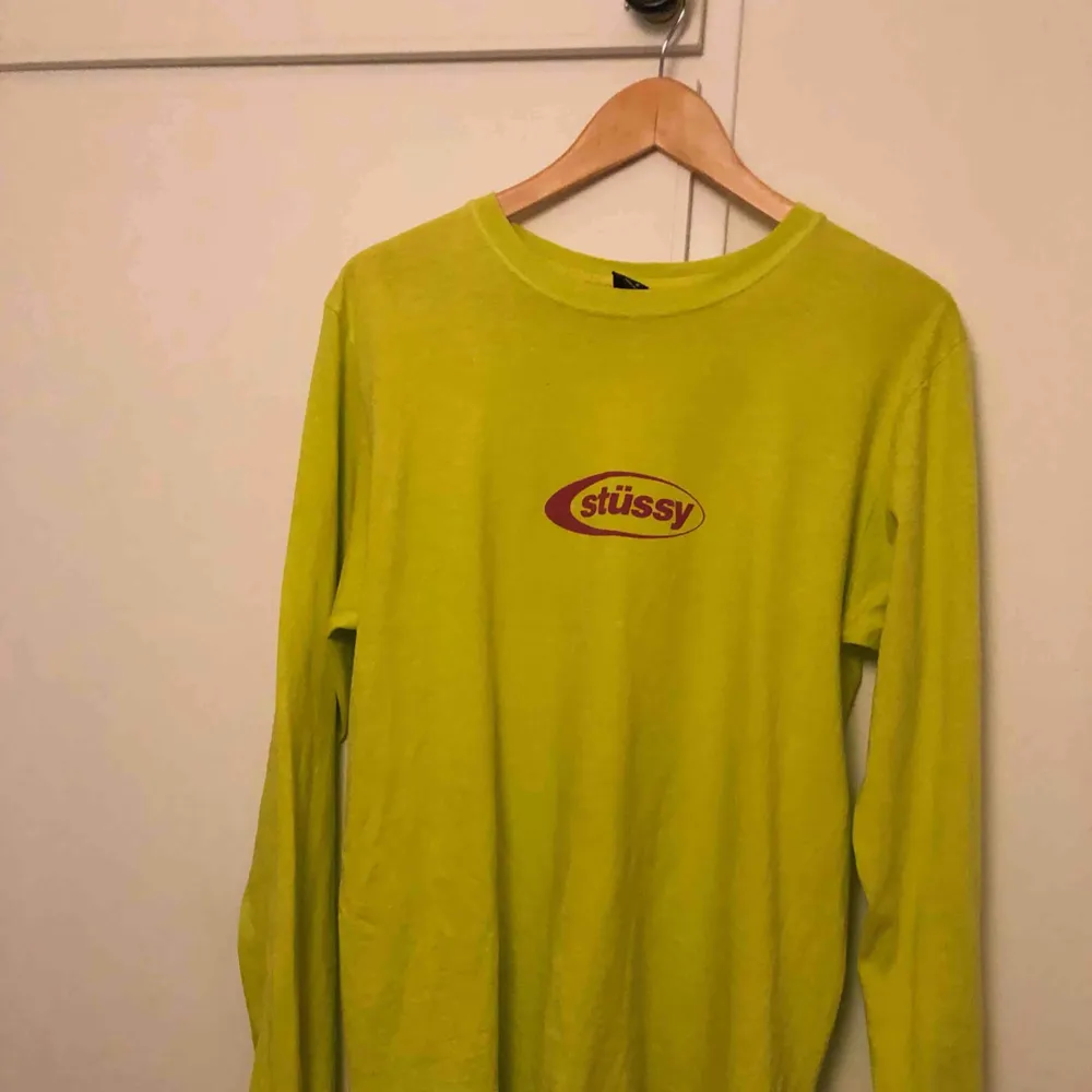 Stussy-tröja i oversizemodell, köpt i Tokyo i våras och är använd 2-3 gånger! . T-shirts.
