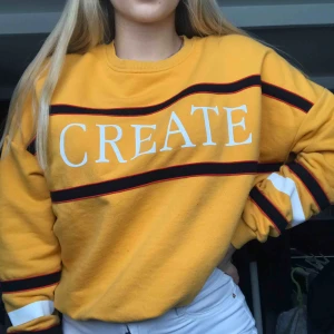  - Superfin höstig tröja, den är sparsamt använd och i nyskick! Frakt ingår inte i priset, tveka inte att fråga om du har frågor!❤️😊