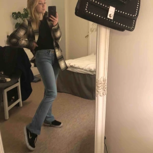  - Ascoola bootccut jeans som e köpta secondhand på humana i Lund. Coolt mönster på fickorna och klippa i midjan 💕🍬