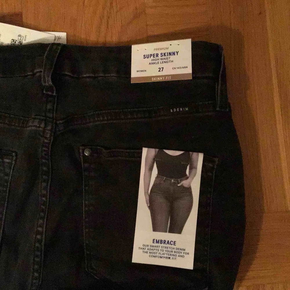 High waisted, skinny, ankle length jeans svarta med hål på knäna från H&M ej använda. Jeans & Byxor.